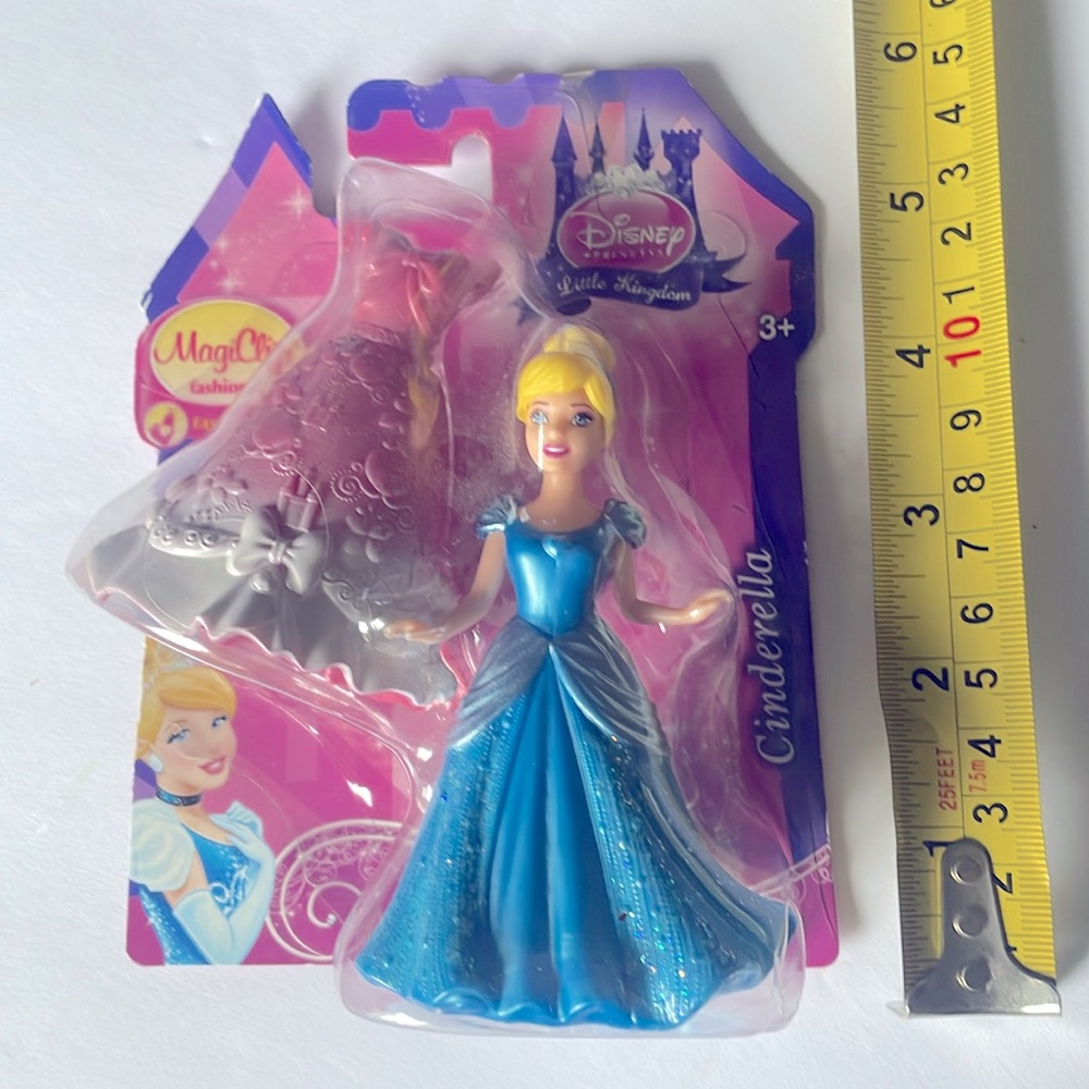 Disney Princess Little Kingdom Magiclip 4” Doll. Doll w/Dresses. 2012 - Picture 4 of 4